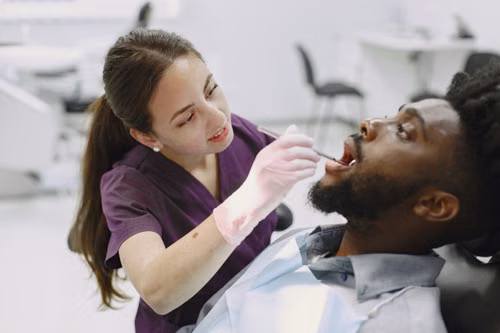 Weekend Toothache? How Emergency Dental Care Works When Your Dentist Is Closed